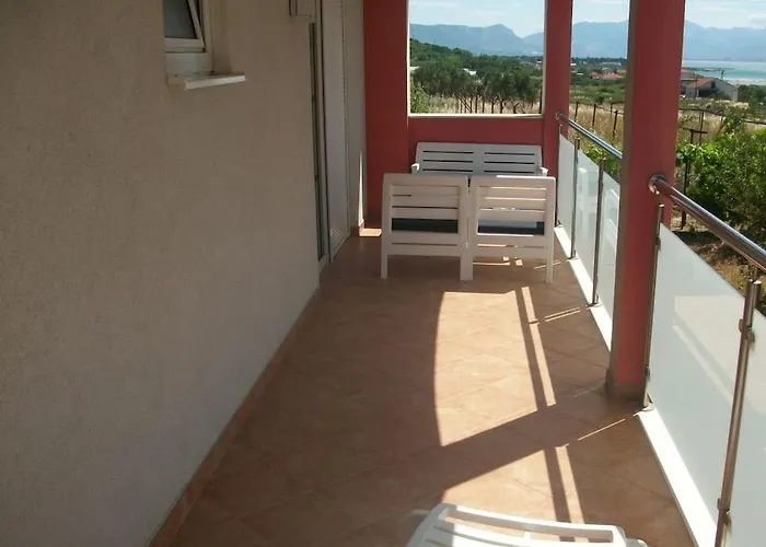 In With Swimming Pool Трогір