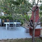 بيت للعطل In With Swimming Pool تروغير