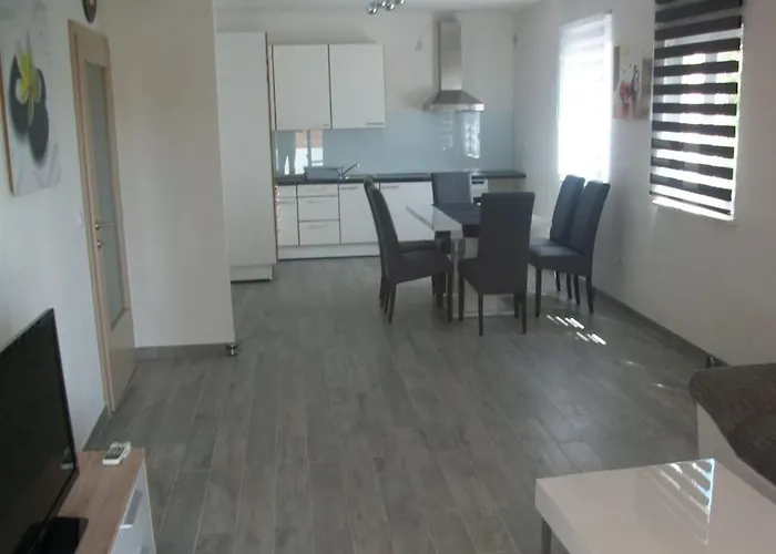 In With Swimming Pool Hébergement de vacances *