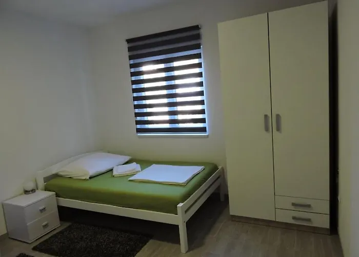 In With Swimming Pool Hébergement de vacances *